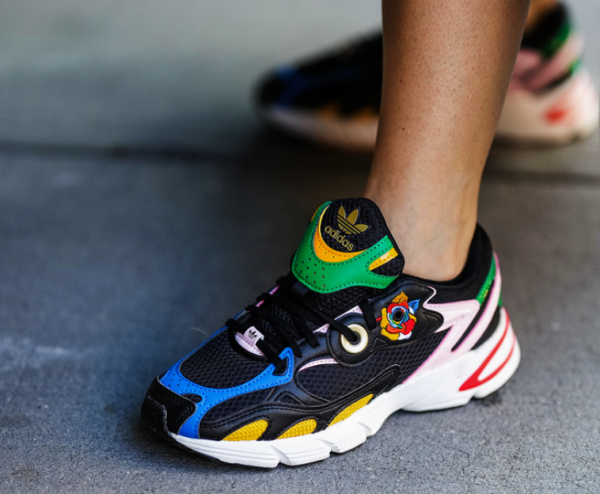 Sneaker dengan desain chunky dan warna bold